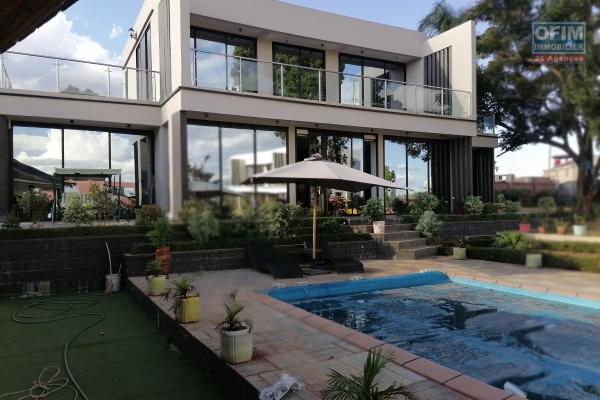 À vendre une grande villa de haut standing type F5 avec piscine, eau et électricité autonome sur un terrain de 7165 m2 situé à Ivato Soamanandray bout de piste.