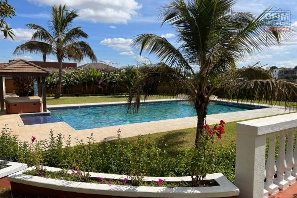 A louer une grande villa à étage meublée de haut standing avec piscine et une belle vue dégagée sur le lac d'Ambohibao de type F8 sur un terrain 4000 m² dans un quartier résidentiel sis à Ambohijanahary Ambohibao