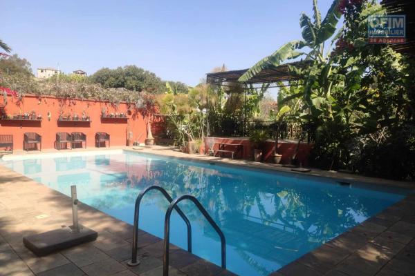 OFIM Immobilier offre en location une charmante villa F4 avec un jardin arboré et piscine sur Manazary Ilafy à environ 10min du Lycée Français.