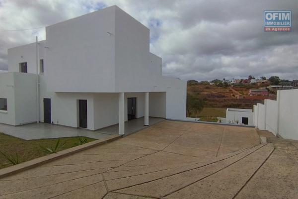 Belle villa neuve d'architecture moderne F6 sur 1250 m2 de terrain sur  Ilafy Andranovelona - Antananarivo
