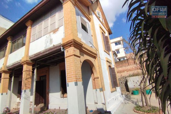 A louer, une maison traditionnelle F7 à étage à usage professionnel en 2 ème plan sur Ambondrona- Antananarivo