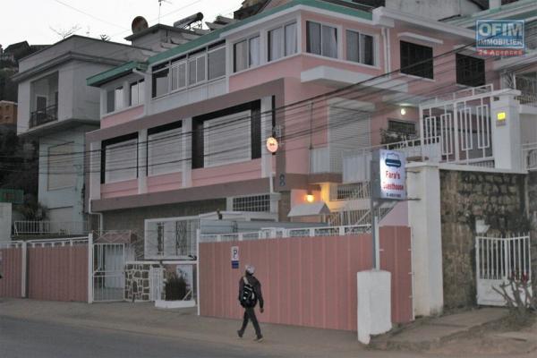 À louer un appartement semi meublé à usage mixte bord de route principale situé à proximité de toutes les commodités à Manakambahiny et à 5 minutes du centre ville.