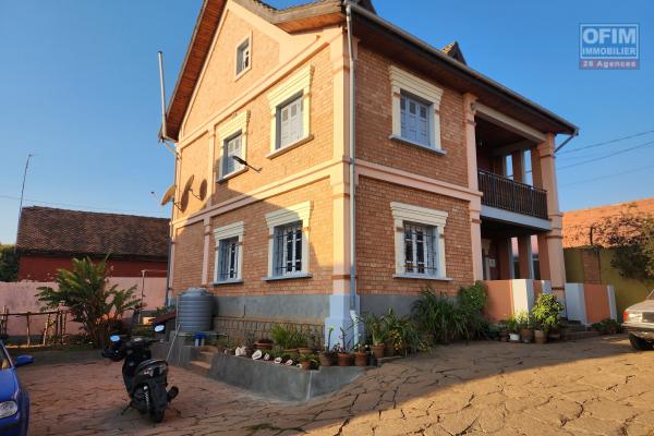 A louer une maison traditionnelle de type F5 situé dans un quartier calme et sécurisé non loin de l'aéroport et la nouvelle rocade d'Andranotapahana sise à Amboropotsy Talatamaty. (NON DISPONIBLE)