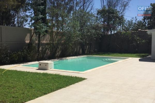 OFIM Immobilier loue une villa F6 avec piscine nichée sur un terrain de 1600m2 sur Ambatobe.BIEN LOUE