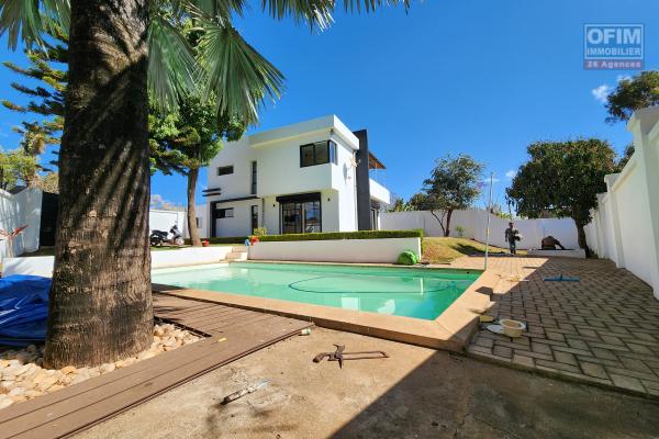 À louer une villa de standing type F5 avec piscine dans une résidence sécurisée à 10 minutes de l'aéroport Ivato et l'école primaire française C Ambohibao sise à Ambohijanahary Antehiroka Ambohibao. (NON DISPONIBLE)