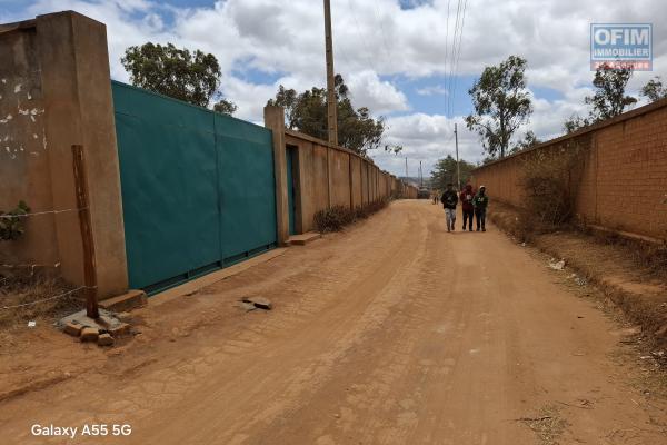 OFIM Immobilier offre en vente un terrain de 680m2 en bord de route sur Alasora à environ 7min de la route principale de By-pass