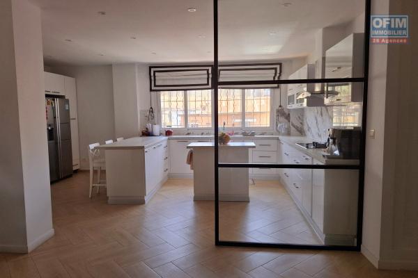 Occasion rare! OFIM Immobilier loue un appartement spacieux T5 meublé et équipé sur Andraharo Ambodivonkely.