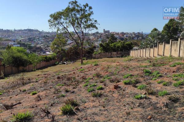 vente d'un beau terrain de 4500m2 à mois de 20mn du centre ville avec superbe vue sur le palis de la reine à Ambolokandrina