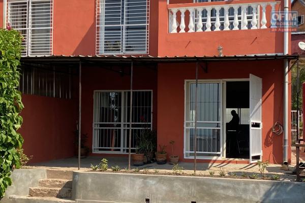 Une villa mitoyenne F5 semi meublée à étage à Isoraka