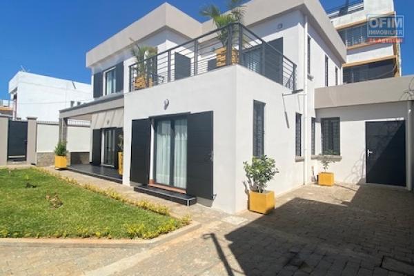 Une villa F6 meublée dans une petite résidence à Ambohijanaka