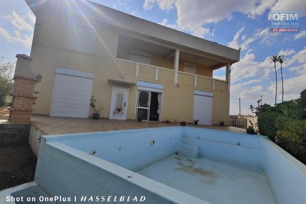 À VENDRE : Magnifique Villa F5 avec Piscine à Débordement à Ambohidratrimo