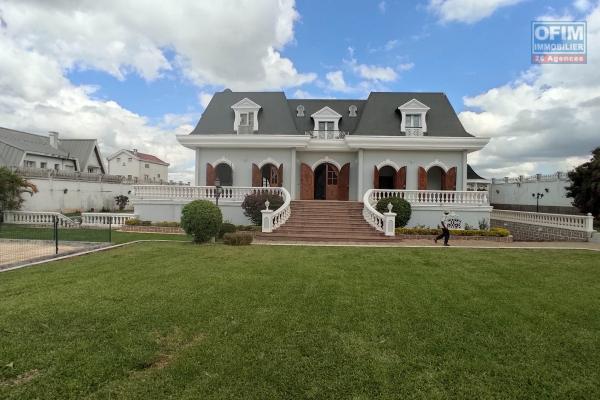 somptueuse villa F8 avec piscine et grand jardin dans le quartier résidentiel d'ambohibao