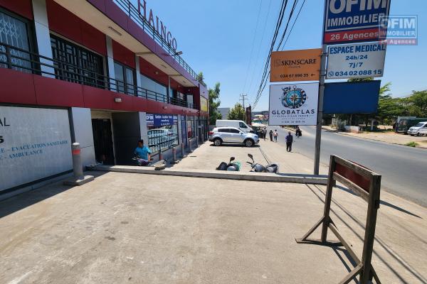 A louer espace commercial ou professionnel 42Mé de standing au rez-de-chaussée-de-chaussée avec parking privé bord de route principale très passante sur Ambohibao.