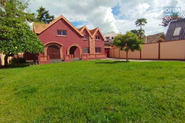 A vendre, une grande villa à étage F7 sur 856 m2 de terrain sise à Ambatoroka- Antananarivo