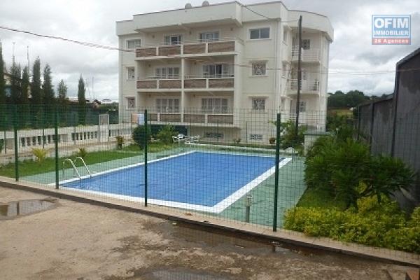 A louer un appartement meublé de type  T3 avec piscine situé à Ambohibao Morondava  dans un immeuble bien sécurisé (NON DISPONIBLE))